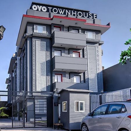Oyo Townhouse 044 Sector 14 Gurugram Hotel Гургаон Екстериор снимка