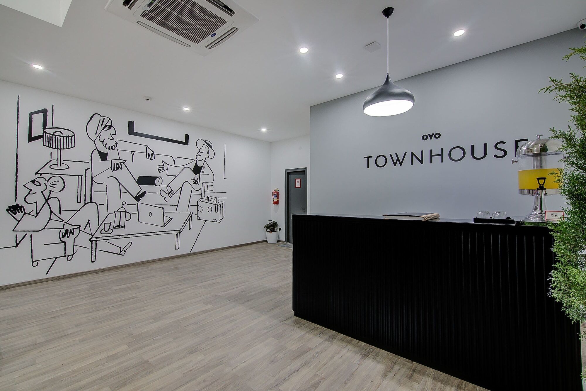Oyo Townhouse 044 Sector 14 Gurugram Hotel Гургаон Екстериор снимка