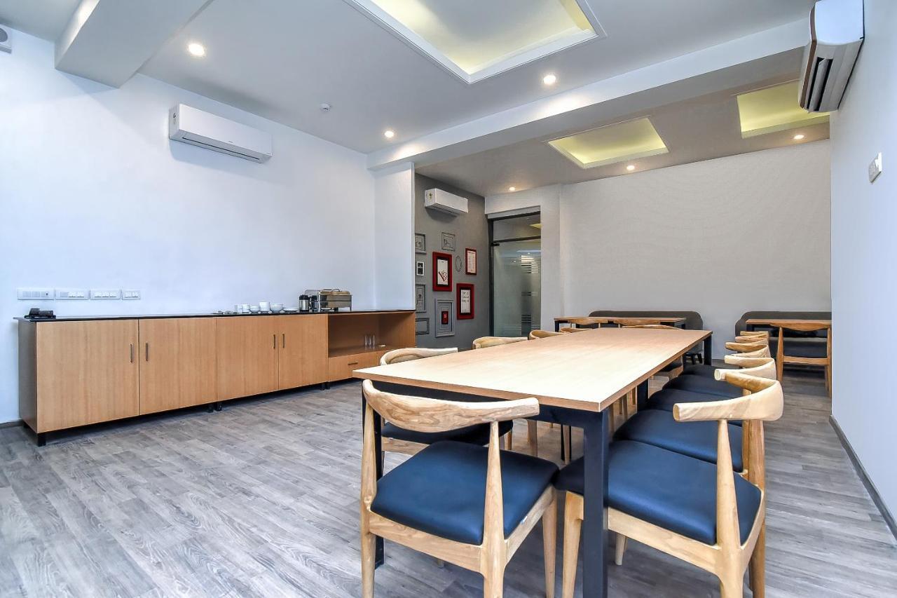 Oyo Townhouse 044 Sector 14 Gurugram Hotel Гургаон Екстериор снимка