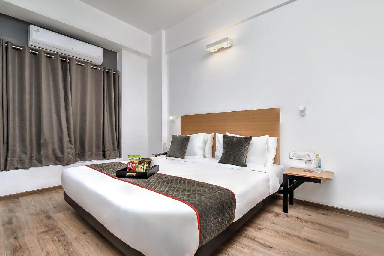 Oyo Townhouse 044 Sector 14 Gurugram Hotel Гургаон Екстериор снимка